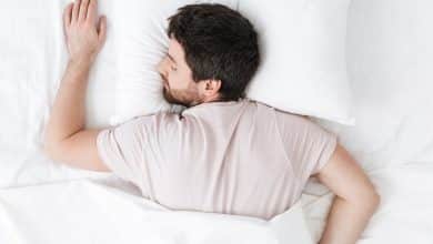 Razones por las que nunca deber&iacute;as dormir boca abajo / Ducharse antes de dormir / dormir en exceso - posici&oacute;n para dormir mejor