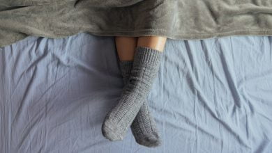 &iquest;Es realmente positivo dormir con medias?