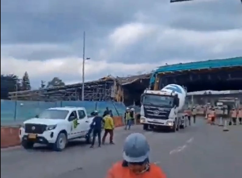 se cayó parte de la construcción de un puente en Bogotá