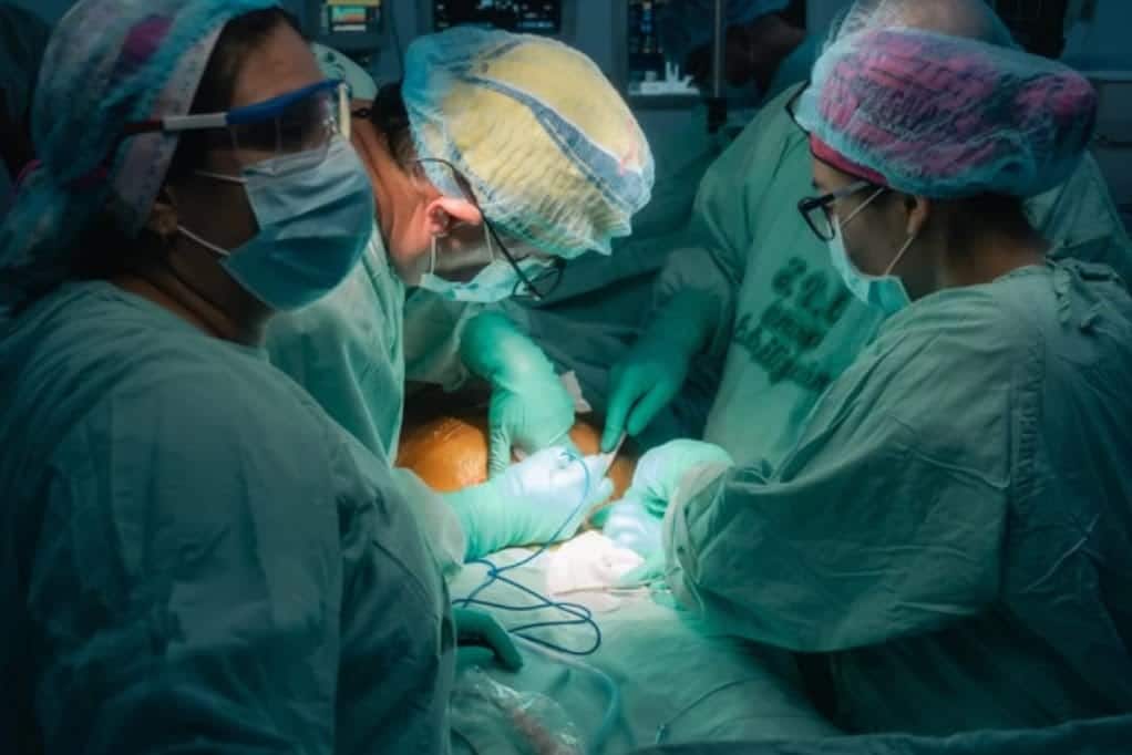 &iexcl;Hist&oacute;rico! En Colombia operaron la columna de un beb&eacute; sin sacarlo del &uacute;tero de la mam&aacute;