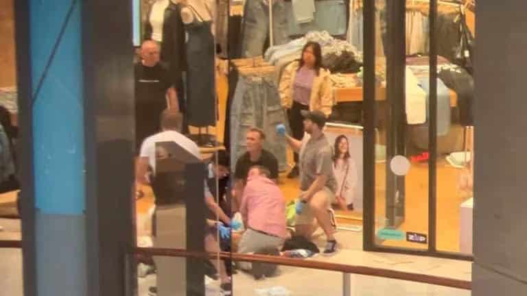 Al menos seis fallecidos dej&oacute; apu&ntilde;alamiento masivo en centro comercial
