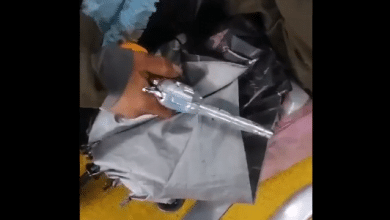 Video viral: Grabaron a un hombre dormido en TransMilenio con un 'arma' en la mano
