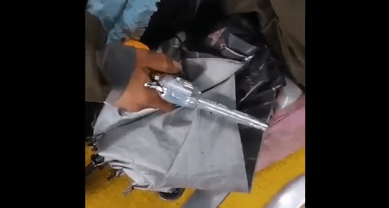 Video viral: Grabaron a un hombre dormido en TransMilenio con un 'arma' en la mano