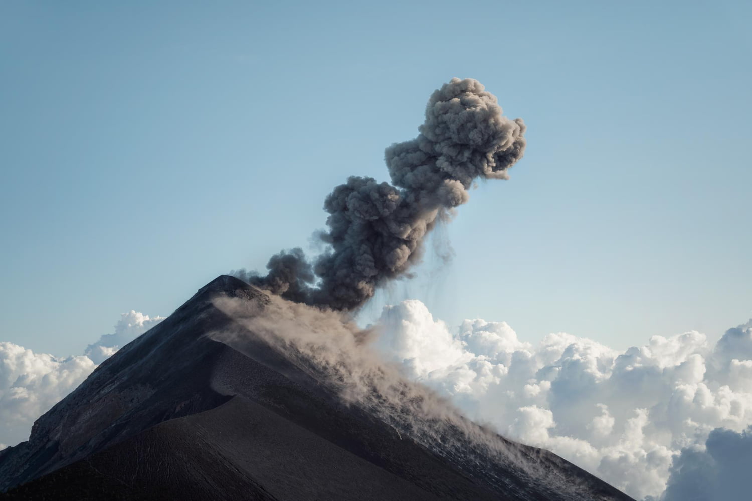 Este es el misterioso volcán activo que arroja oro en sus emisiones de gas