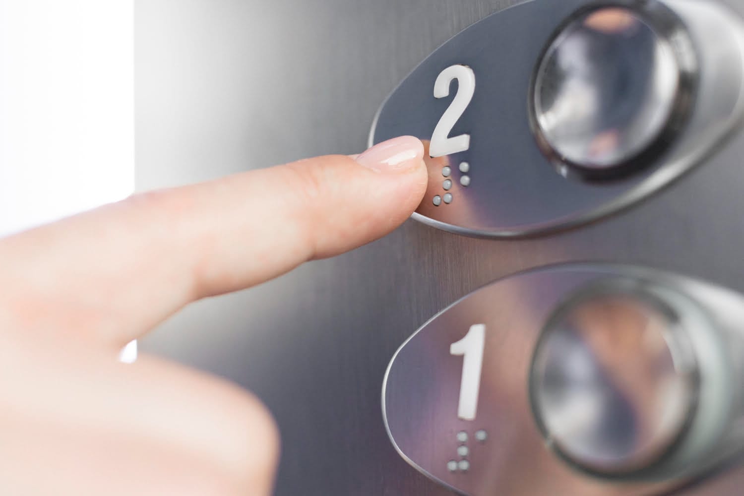 &iquest;Por qu&eacute; hay espejos en los ascensores? Te sorprender&aacute; lo que dijo la IA