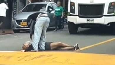 Video: Mujer hizo pataleta y par&oacute; el tr&aacute;fico en Medell&iacute;n