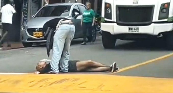 Video: Mujer hizo pataleta y paró el tráfico en Medellín