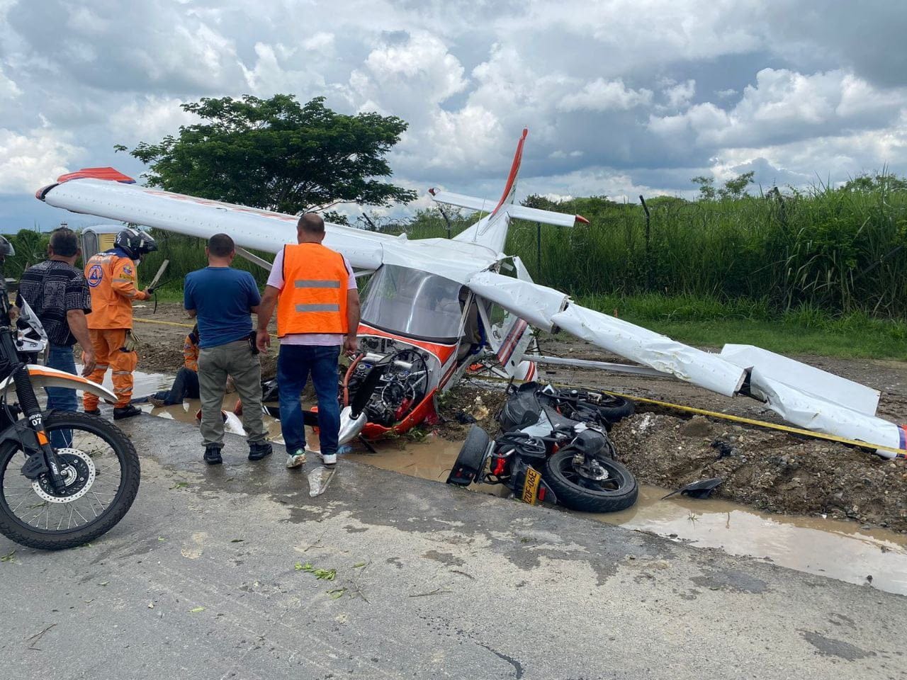 avioneta se accident&oacute; e impact&oacute; a un motociclista