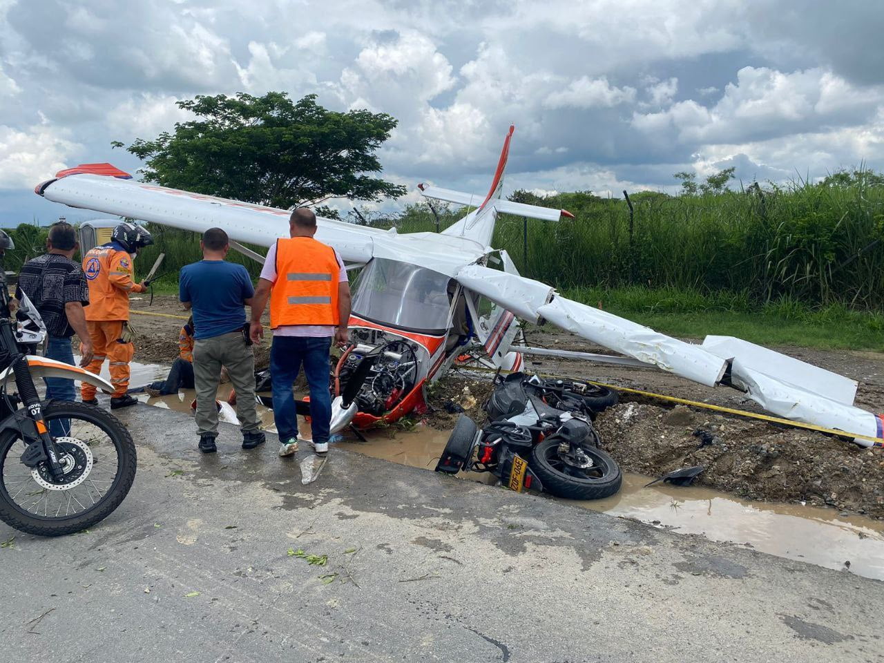 avioneta se accidentó e impactó a un motociclista