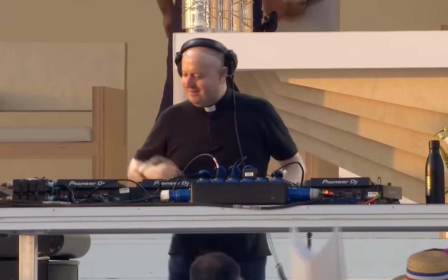 Video: El cura DJ que fusiona la m&uacute;sica electr&oacute;nica y la religi&oacute;n