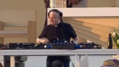 Video: El cura DJ que fusiona la m&uacute;sica electr&oacute;nica y la religi&oacute;n