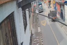Impresionante video muestra a peatón cuando se le tira a carro en vía de Bogotá