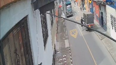 Impresionante video muestra a peatón cuando se le tira a carro en vía de Bogotá