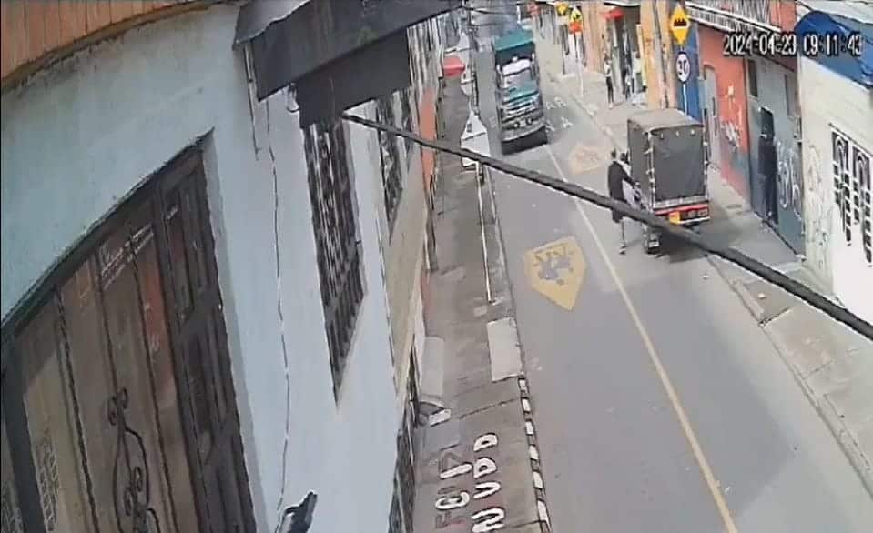 Impresionante video muestra a peat&oacute;n cuando se le tira a carro en v&iacute;a de Bogot&aacute;
