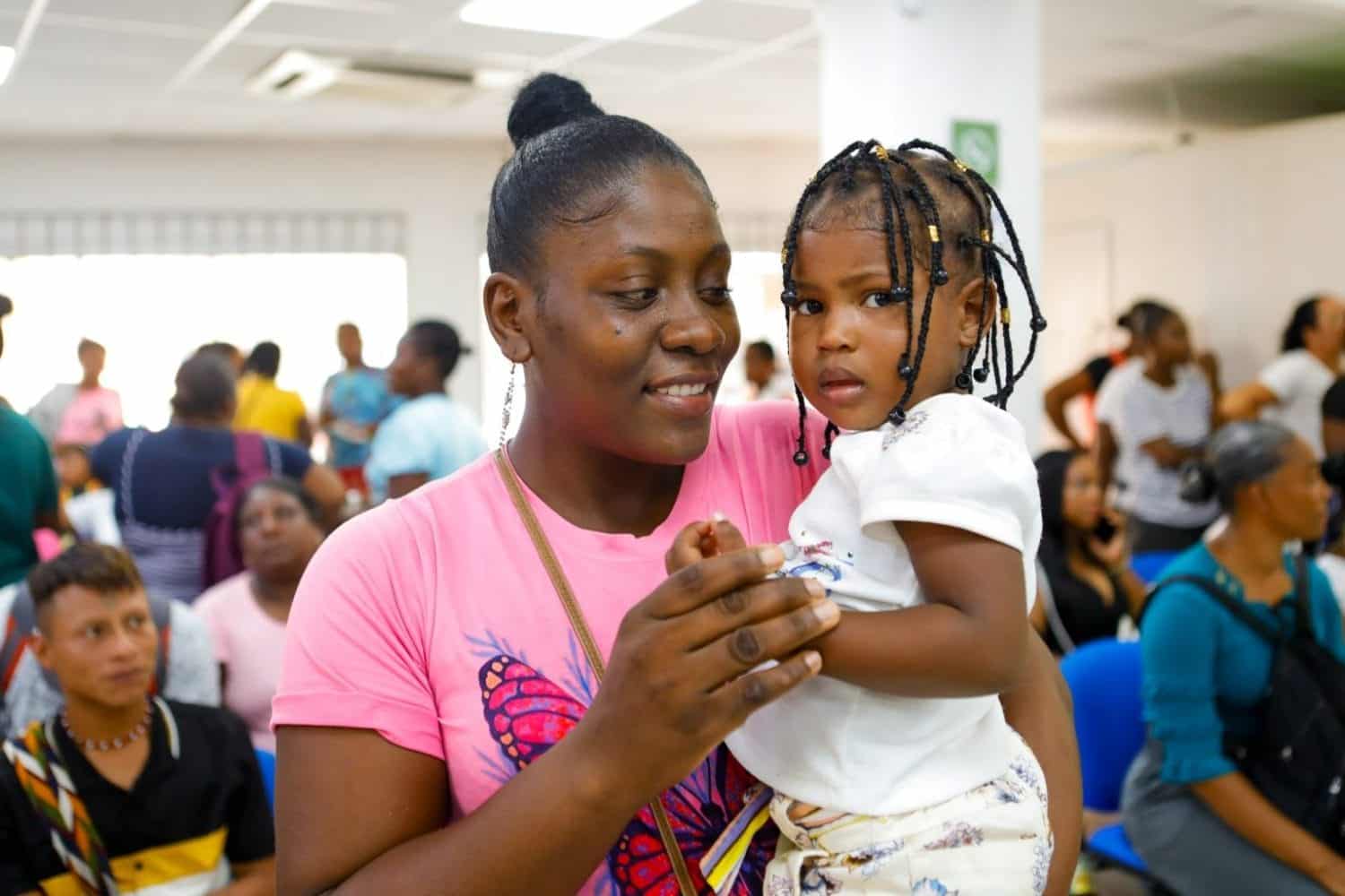 ​En 32 ciudades del pa&iacute;s y entre las 9:00 a.m. y las 5:00 p.m., se realiza la feria 'Sembradores de Paz', que promueve la compra de productos y servicios de colombianos que sufrieron el flagelo del conflicto armado y que hoy, gracias al SENA, se convirtieron en emprendedores. "Nuestras v&iacute;ctimas necesitan m&aacute;s empleo y emprendimiento para cerrar brechas sociales y construir esa Paz Total que busca el Gobierno Nacional. 'Sembradores de Paz' es una feria pensada para promover los emprendimientos de la poblaci&oacute;n v&iacute;ctima de la violencia y potenciar la comercializaci&oacute;n de sus productos y servicios", indic&oacute; Luz Dana Leal Ruiz, directora de Empleo y Trabajo del SENA. "Contaremos con la participaci&oacute;n de m&aacute;s de 500 unidades productivas y gestionaremos conexiones de valor con empresarios y clientes para el desarrollo de acuerdos comerciales en todo el pa&iacute;s", agreg&oacute;. A los puntos de venta de 'Sembradores de Paz' pueden acceder todas las personas sin ning&uacute;n costo. Las ubicaciones pueden consultarse en ape.sena.edu.co. Con estas iniciativas, se espera que los m&aacute;s de 500 emprendedores, adem&aacute;s de comercializar sus productos, gestionen alianzas comerciales con empresarios y clientes potenciales para el desarrollo de negociaciones en el corto, mediano y largo plazo. As&iacute; mismo, estas estrategias fortalecen las capacidades y habilidades de los emprendedores en temas como liderazgo, marketing digital, t&eacute;cnicas de negociaci&oacute;n, cierre de ventas, promoci&oacute;n de servicios y aspectos operativos para capacidad de velocidad y respuesta. "Mi empresa se encarga de todo lo que tiene que ver con acero inoxidable, estructuras met&aacute;licas y lo relacionado con la herrer&iacute;a. Mi empresa es mi proyecto de familia, de vida, mi sue&ntilde;o hecho realidad. Estamos muy agradecidos con el SENA por habernos acompa&ntilde;ado en este proceso", expres&oacute; Andrea Orozco, emprendedora de Metalmec&aacute;nica San Jos&eacute; y quien pertenece a la poblaci&oacute;n v&iacute;ctima del conflicto armado apoyada por la Entidad. En lo corrido del 2024, el SENA ha aportado a la creaci&oacute;n de 254 unidades productivas de v&iacute;ctimas del conflicto, de las cuales 167 son de personas desplazadas por la violencia, 50 de afrocolombianos desplazados, 20 de ind&iacute;genas desplazados y 17 de desplazados con situaci&oacute;n de discapacidad. El Gobierno del Cambio, a trav&eacute;s de la entidad preferida por los colombianos, ha financiado 379 iniciativas de negocio con capital semilla por m&aacute;s de $33 mil millones, desarrolladas por emprendedores que en el pasado sufrieron las consecuencias de la violencia.