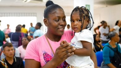​En 32 ciudades del pa&iacute;s y entre las 9:00 a.m. y las 5:00 p.m., se realiza la feria 'Sembradores de Paz', que promueve la compra de productos y servicios de colombianos que sufrieron el flagelo del conflicto armado y que hoy, gracias al SENA, se convirtieron en emprendedores. "Nuestras v&iacute;ctimas necesitan m&aacute;s empleo y emprendimiento para cerrar brechas sociales y construir esa Paz Total que busca el Gobierno Nacional. 'Sembradores de Paz' es una feria pensada para promover los emprendimientos de la poblaci&oacute;n v&iacute;ctima de la violencia y potenciar la comercializaci&oacute;n de sus productos y servicios", indic&oacute; Luz Dana Leal Ruiz, directora de Empleo y Trabajo del SENA. "Contaremos con la participaci&oacute;n de m&aacute;s de 500 unidades productivas y gestionaremos conexiones de valor con empresarios y clientes para el desarrollo de acuerdos comerciales en todo el pa&iacute;s", agreg&oacute;. A los puntos de venta de 'Sembradores de Paz' pueden acceder todas las personas sin ning&uacute;n costo. Las ubicaciones pueden consultarse en ape.sena.edu.co. Con estas iniciativas, se espera que los m&aacute;s de 500 emprendedores, adem&aacute;s de comercializar sus productos, gestionen alianzas comerciales con empresarios y clientes potenciales para el desarrollo de negociaciones en el corto, mediano y largo plazo. As&iacute; mismo, estas estrategias fortalecen las capacidades y habilidades de los emprendedores en temas como liderazgo, marketing digital, t&eacute;cnicas de negociaci&oacute;n, cierre de ventas, promoci&oacute;n de servicios y aspectos operativos para capacidad de velocidad y respuesta. "Mi empresa se encarga de todo lo que tiene que ver con acero inoxidable, estructuras met&aacute;licas y lo relacionado con la herrer&iacute;a. Mi empresa es mi proyecto de familia, de vida, mi sue&ntilde;o hecho realidad. Estamos muy agradecidos con el SENA por habernos acompa&ntilde;ado en este proceso", expres&oacute; Andrea Orozco, emprendedora de Metalmec&aacute;nica San Jos&eacute; y quien pertenece a la poblaci&oacute;n v&iacute;ctima del conflicto armado apoyada por la Entidad. En lo corrido del 2024, el SENA ha aportado a la creaci&oacute;n de 254 unidades productivas de v&iacute;ctimas del conflicto, de las cuales 167 son de personas desplazadas por la violencia, 50 de afrocolombianos desplazados, 20 de ind&iacute;genas desplazados y 17 de desplazados con situaci&oacute;n de discapacidad. El Gobierno del Cambio, a trav&eacute;s de la entidad preferida por los colombianos, ha financiado 379 iniciativas de negocio con capital semilla por m&aacute;s de $33 mil millones, desarrolladas por emprendedores que en el pasado sufrieron las consecuencias de la violencia.