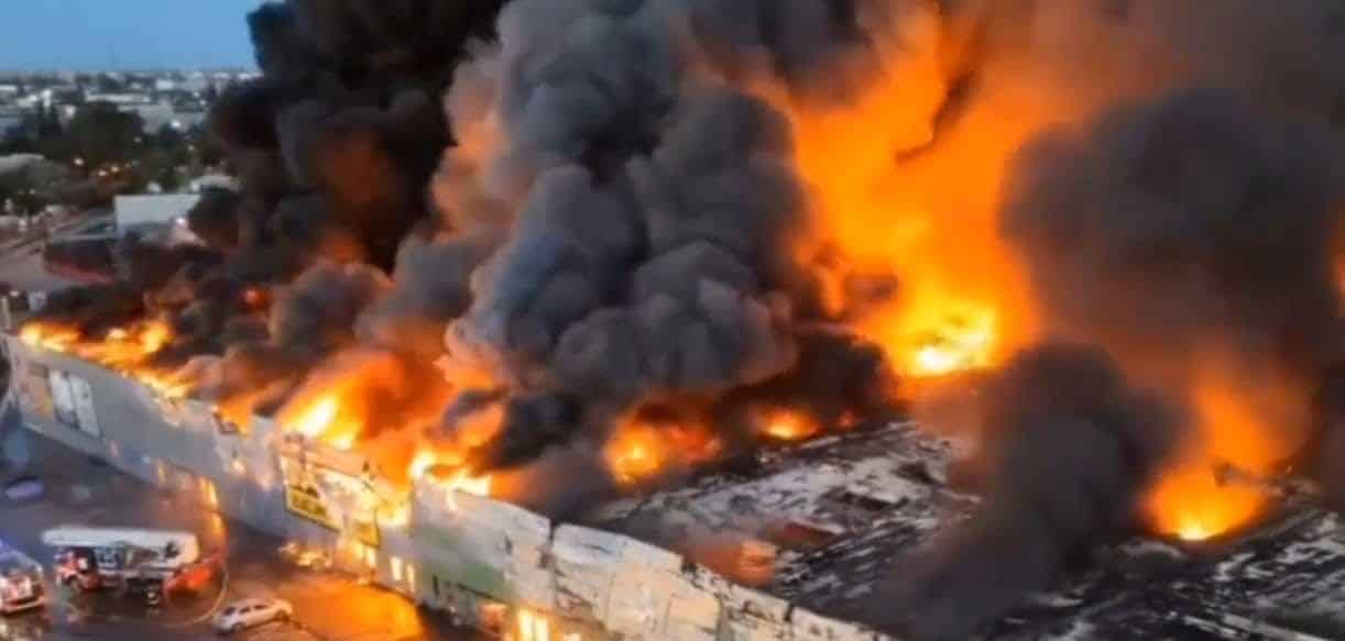 Impactante video: Incendio en Polonia consumi&oacute; un centro comercial