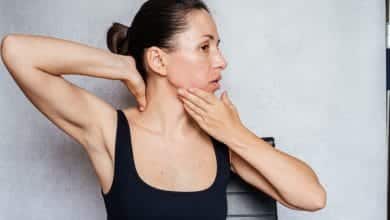 Los riesgos de tronarse el cuello &iquest;Por qu&eacute; debes evitar esta pr&aacute;ctica