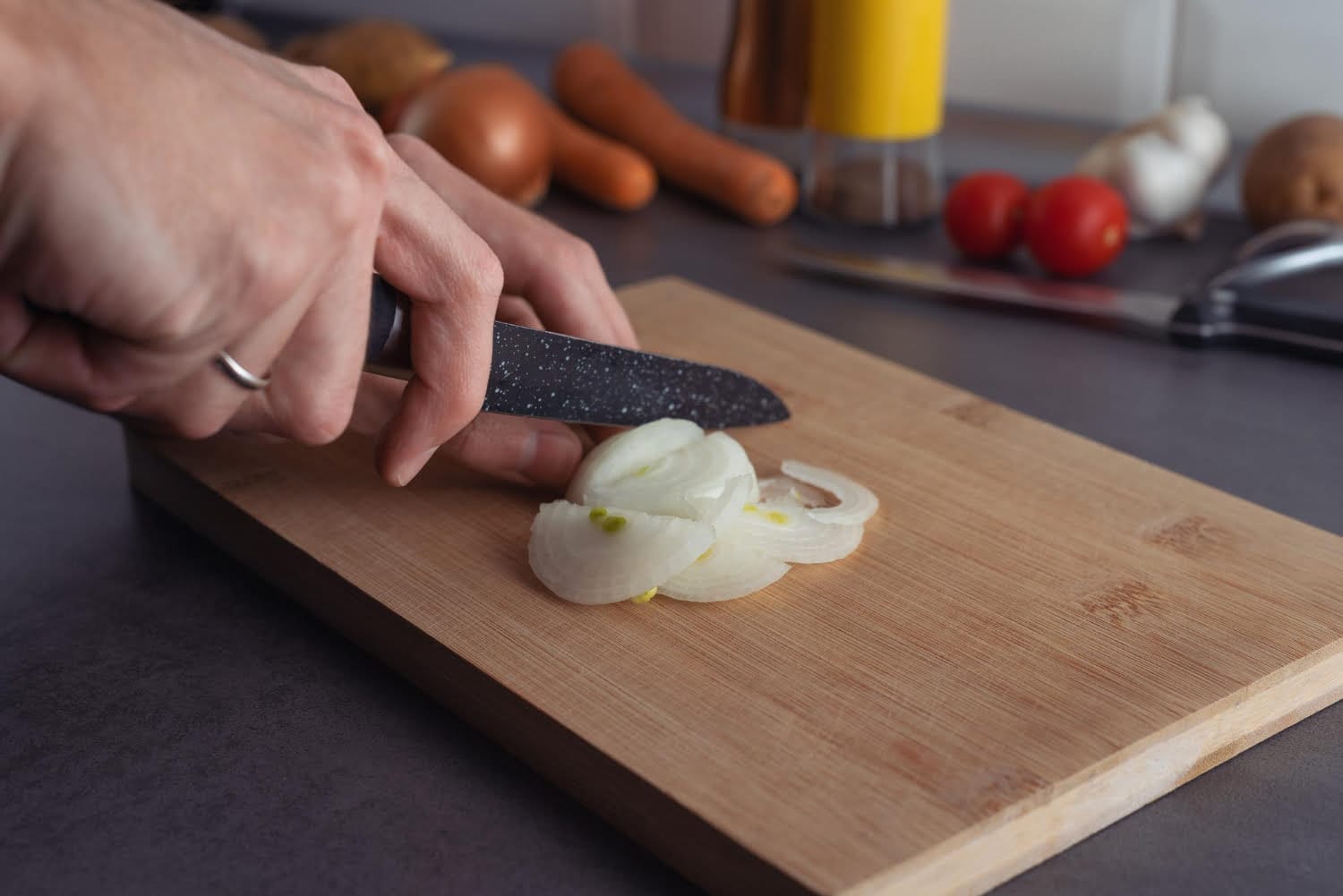 Por qu&eacute; lloramos al cortar cebollas y c&oacute;mo evitarlo