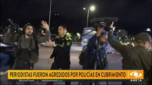 Video: as&iacute; agredieron polic&iacute;as a periodistas durante cobertura del caso La Modelo