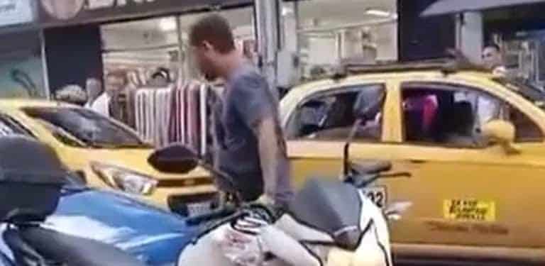 Video viral: En C&uacute;cuta pelea con motociclista termin&oacute; en risas con dos "grandulones"