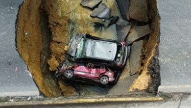 RESUMEN SALUD DEPORTES JUDICIAL GOBIERNO INS&Oacute;LITAS M&aacute;s hace 21 horas Durante la luna de miel, un joven descubri&oacute; que su esposa era hombre Una ins&oacute;lita historia est&aacute; llamando la atenci&oacute;n en Indonesia, un joven, de tan solo 26 a&ntilde;os, se cas&oacute; con una mujer de la que no sab&iacute;a mucho, y al final, result&oacute; siendo un hombre. De acuerdo con lo revelado por el medio del pa&iacute;s asi&aacute;tico 'Detikcom', AK, como se da a conocer la v&iacute;ctima, conoci&oacute; a Adinda Kanza a trav&eacute;s de las redes sociales a inicios del 2023. La fluidez y la confianza que se gener&oacute; en las conversaciones los llev&oacute; a dar el paso de conocerse en persona e iniciar a salir formalmente como pareja. Sin embargo, cada vez que se ve&iacute;an, Kanza usaba un atuendo musulm&aacute;n que cubr&iacute;a por completo su rostro y le aseguraba a AK que era una mujer muy devota al Islam. Al joven oriundo de la isla de Java, esto no le molestaba, incluso, le generaba una buena impresi&oacute;n sobre sus creencias religiosas. En abril de 2024 y tras una relaci&oacute;n de un a&ntilde;o, la pareja decidi&oacute; casarse, no obstante, antes del gran d&iacute;a, Kanza le dijo a su novio que era hu&eacute;rfana y no ten&iacute;a a qui&eacute;n invitar, por lo cual, se opt&oacute; por una ceremonia peque&ntilde;a. Hasta ese momento, AK no conoc&iacute;a el rostro de Adinda; transcurrieron 12 d&iacute;as despu&eacute;s de la boda y a&uacute;n no hab&iacute;an tenido intimidad, pues la 'mujer' se negaba argumentando que ten&iacute;a la regla o se sent&iacute;a enferma. Al empezar a notar algunas anomal&iacute;as, el joven investig&oacute; y dio con una direcci&oacute;n en donde viven los padres reales de su esposa, pero all&iacute; descubri&oacute; que realmente se llama ESH y era un hombre. Los pap&aacute;s del individuo, que se hizo pasar por mujer, le aseguraron a las autoridades indonesias que ellos no ten&iacute;an conocimiento de lo que estaba sucediendo, pero confirmaron que, desde el 2020, ESH se vest&iacute;a de mujer. Una vez el hombre fue capturado, revel&oacute; a las autoridades que todo este tiempo quiso estafar a AK y robarle sus pertenencias y dinero; antes de que se descubriera su verdadera identidad, el acta de matrimonio no se hab&iacute;a registrado legalmente. Cabe mencionar que, los polic&iacute;as le dijeron al medio 'Detikcom' que, el estafador ten&iacute;a rasgos femeninos, una voz delgada y con maquillaje f&aacute;cilmente pod&iacute;a hacerse pasar por una mujer. Ahora ESH debe responder ante la justicia por cargos de fraude y podr&iacute;a recibir una condena de hasta cuatro a&ntilde;os de prisi&oacute;n.