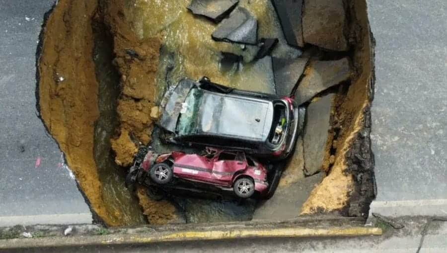 RESUMEN SALUD DEPORTES JUDICIAL GOBIERNO INS&Oacute;LITAS M&aacute;s hace 21 horas Durante la luna de miel, un joven descubri&oacute; que su esposa era hombre Una ins&oacute;lita historia est&aacute; llamando la atenci&oacute;n en Indonesia, un joven, de tan solo 26 a&ntilde;os, se cas&oacute; con una mujer de la que no sab&iacute;a mucho, y al final, result&oacute; siendo un hombre. De acuerdo con lo revelado por el medio del pa&iacute;s asi&aacute;tico 'Detikcom', AK, como se da a conocer la v&iacute;ctima, conoci&oacute; a Adinda Kanza a trav&eacute;s de las redes sociales a inicios del 2023. La fluidez y la confianza que se gener&oacute; en las conversaciones los llev&oacute; a dar el paso de conocerse en persona e iniciar a salir formalmente como pareja. Sin embargo, cada vez que se ve&iacute;an, Kanza usaba un atuendo musulm&aacute;n que cubr&iacute;a por completo su rostro y le aseguraba a AK que era una mujer muy devota al Islam. Al joven oriundo de la isla de Java, esto no le molestaba, incluso, le generaba una buena impresi&oacute;n sobre sus creencias religiosas. En abril de 2024 y tras una relaci&oacute;n de un a&ntilde;o, la pareja decidi&oacute; casarse, no obstante, antes del gran d&iacute;a, Kanza le dijo a su novio que era hu&eacute;rfana y no ten&iacute;a a qui&eacute;n invitar, por lo cual, se opt&oacute; por una ceremonia peque&ntilde;a. Hasta ese momento, AK no conoc&iacute;a el rostro de Adinda; transcurrieron 12 d&iacute;as despu&eacute;s de la boda y a&uacute;n no hab&iacute;an tenido intimidad, pues la 'mujer' se negaba argumentando que ten&iacute;a la regla o se sent&iacute;a enferma. Al empezar a notar algunas anomal&iacute;as, el joven investig&oacute; y dio con una direcci&oacute;n en donde viven los padres reales de su esposa, pero all&iacute; descubri&oacute; que realmente se llama ESH y era un hombre. Los pap&aacute;s del individuo, que se hizo pasar por mujer, le aseguraron a las autoridades indonesias que ellos no ten&iacute;an conocimiento de lo que estaba sucediendo, pero confirmaron que, desde el 2020, ESH se vest&iacute;a de mujer. Una vez el hombre fue capturado, revel&oacute; a las autoridades que todo este tiempo quiso estafar a AK y robarle sus pertenencias y dinero; antes de que se descubriera su verdadera identidad, el acta de matrimonio no se hab&iacute;a registrado legalmente. Cabe mencionar que, los polic&iacute;as le dijeron al medio 'Detikcom' que, el estafador ten&iacute;a rasgos femeninos, una voz delgada y con maquillaje f&aacute;cilmente pod&iacute;a hacerse pasar por una mujer. Ahora ESH debe responder ante la justicia por cargos de fraude y podr&iacute;a recibir una condena de hasta cuatro a&ntilde;os de prisi&oacute;n.