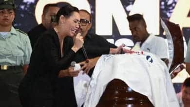 "No soporto estar aqu&iacute;": Ana del Castillo se quebr&oacute; durante homenaje a Omar Geles