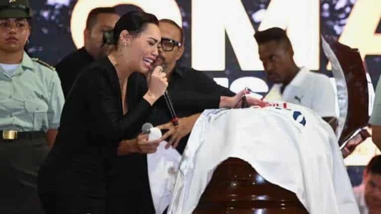 "No soporto estar aqu&iacute;": Ana del Castillo se quebr&oacute; durante homenaje a Omar Geles