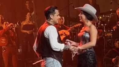 Video: Christian Nodal y &Aacute;ngela Aguilar muestran su amor en pleno concierto