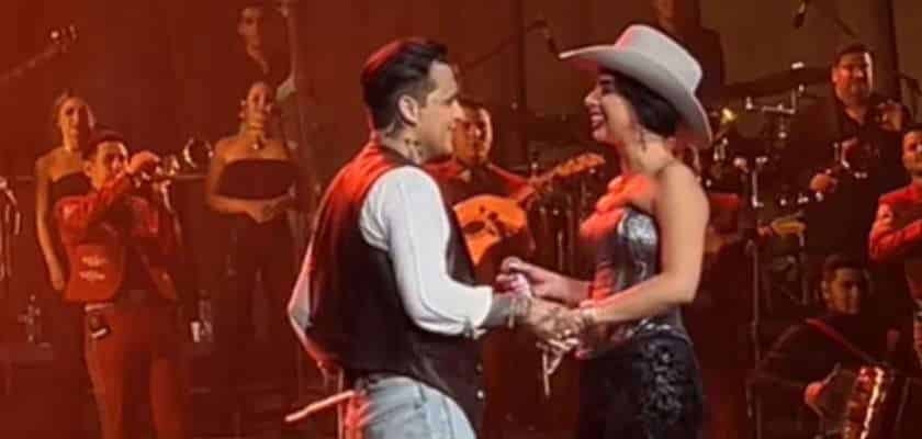 Video: Christian Nodal y &Aacute;ngela Aguilar muestran su amor en pleno concierto