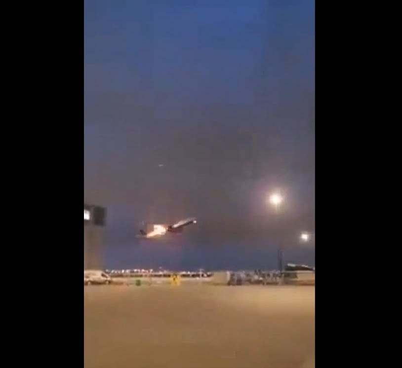 Impactante video: Motor de un avi&oacute;n se incendi&oacute; en pleno vuelo