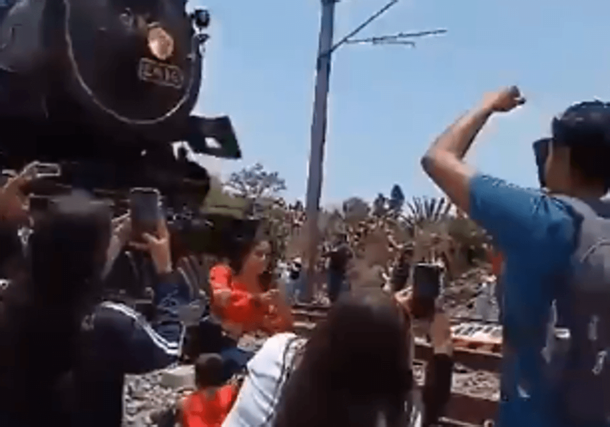 Mujer perdi&oacute; la vida al intentar tomarse una selfie junto a un tren en movimiento&nbsp;