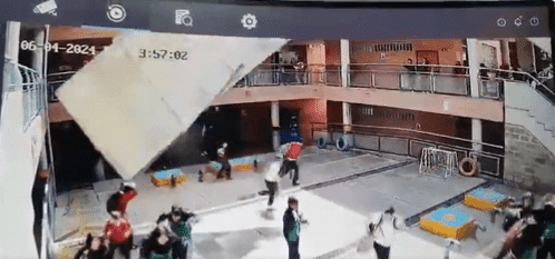 Video: As&iacute; fue el vendaval que caus&oacute; emergencia en colegio de Bogot&aacute;