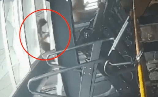 mujer cae ventana gimnasio