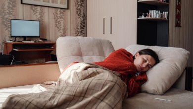 Consecuencias de dormir con la televisi&oacute;n encendida