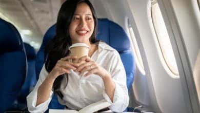 &iquest;Por qu&eacute; es mejor evitar el caf&eacute; en un avi&oacute;n y c&oacute;mo afecta tu experiencia de vuelo? / JetSmart