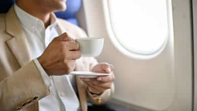 &iquest;Por qu&eacute; es mejor evitar el caf&eacute; en un avi&oacute;n y c&oacute;mo afecta tu experiencia de vuelo?