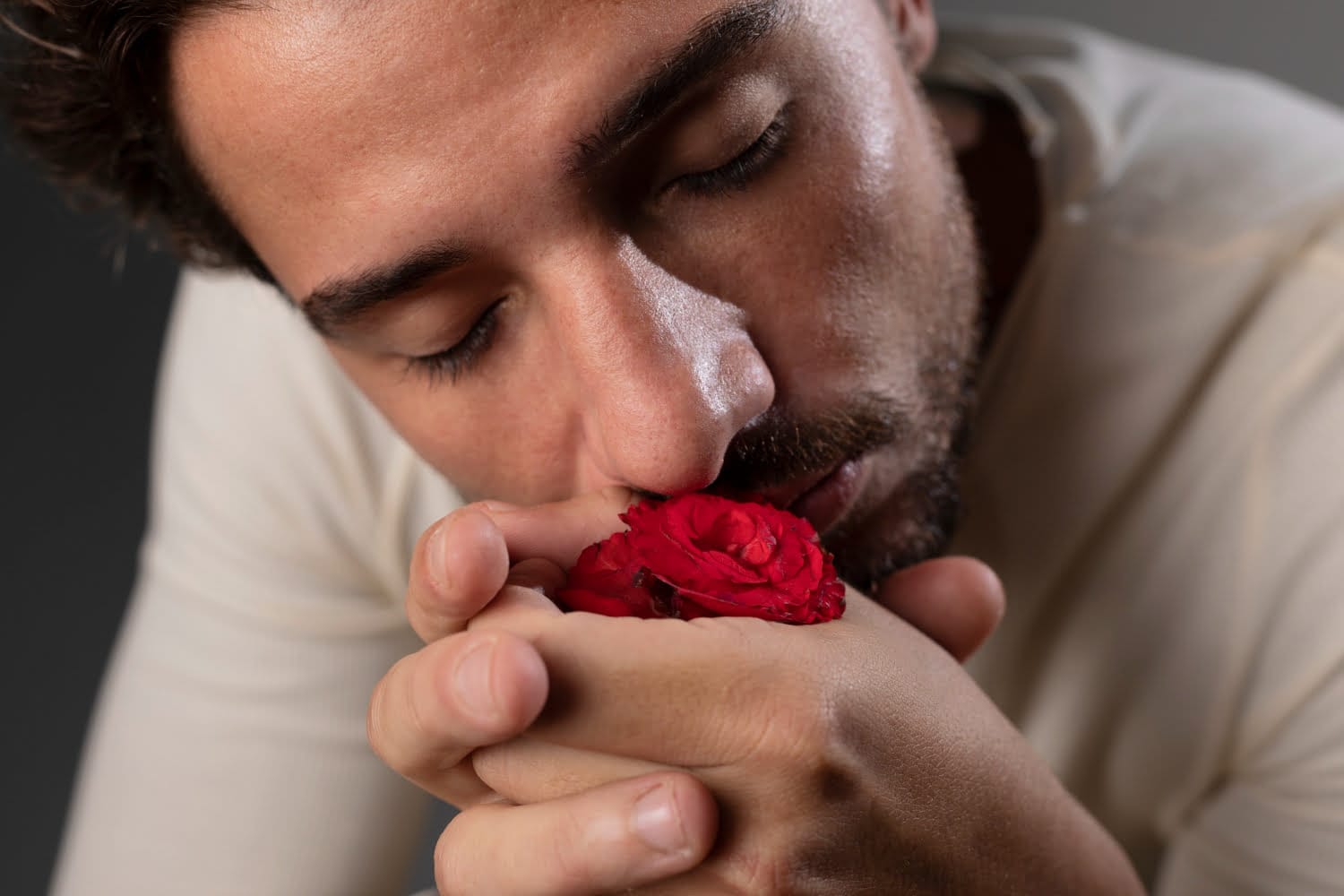 &iquest;Por qu&eacute; recomiendan oler una rosa cuando no puedes&nbsp;dormir?