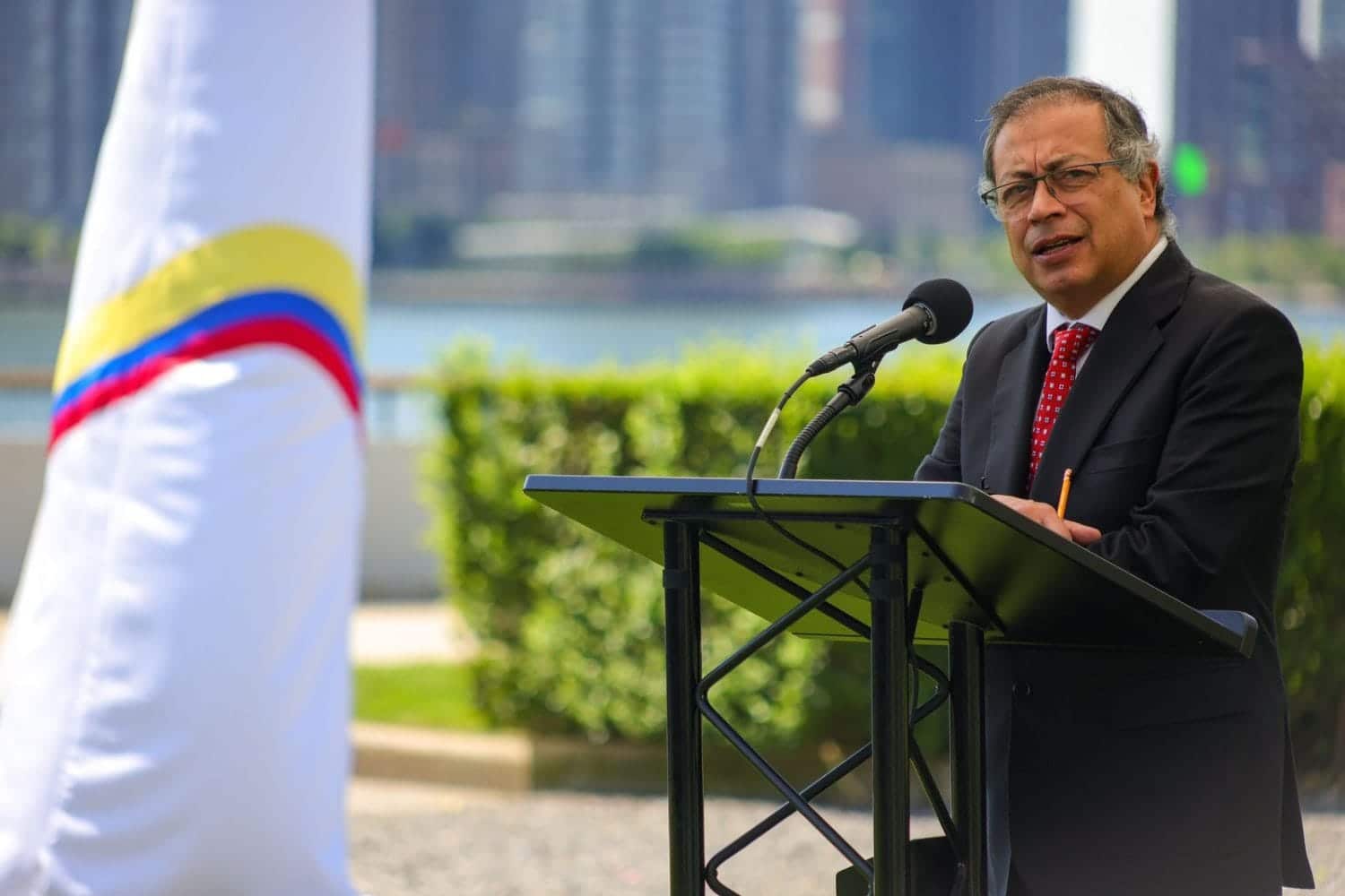 Petro felicit&oacute; a "la patria" y a "la matria" y gener&oacute; cr&iacute;ticas