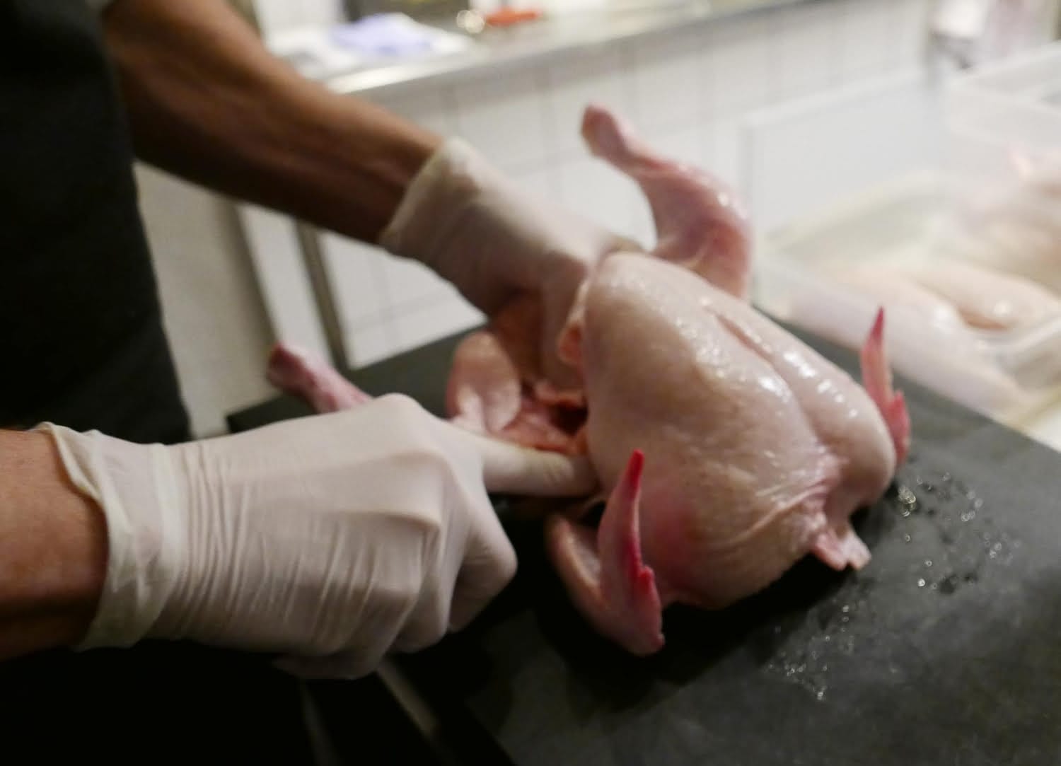 Por qu&eacute; es peligroso lavar el pollo antes de cocinarlo y qu&eacute; debes hacer en su lugar