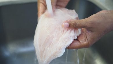 Por qu&eacute; es peligroso lavar el pollo antes de cocinarlo y qu&eacute; debes hacer en su lugar