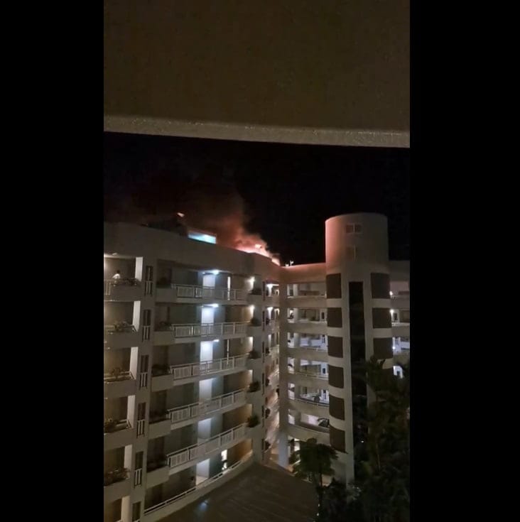 Video: Helic&oacute;ptero se estrell&oacute; en reconocido hotel y desat&oacute; un incendio