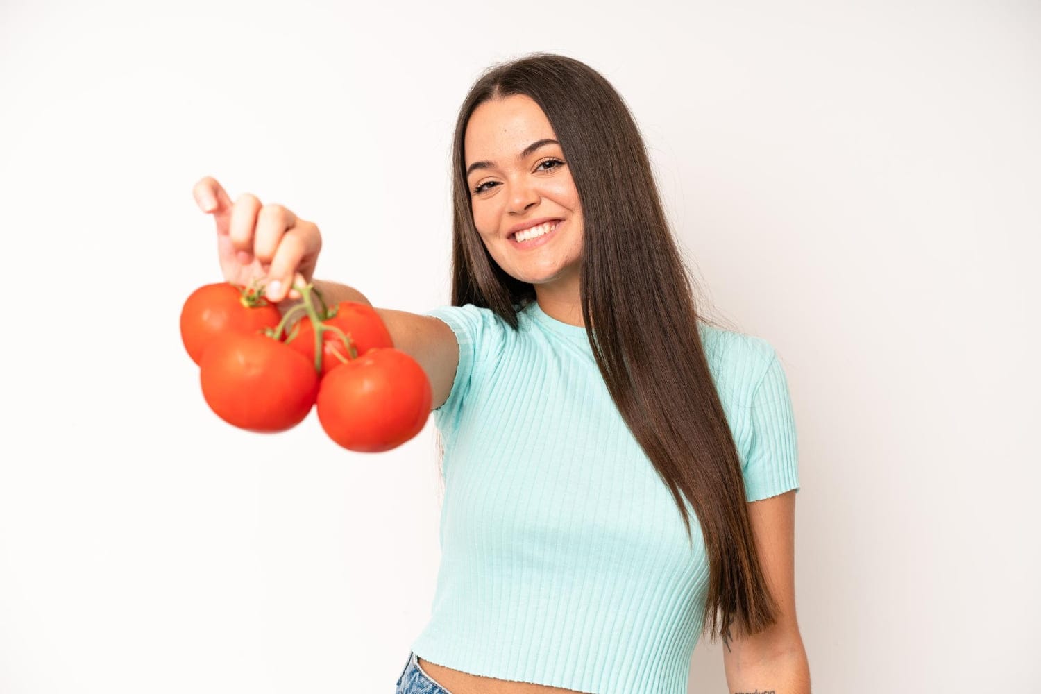 beneficios de comer tomate crudo