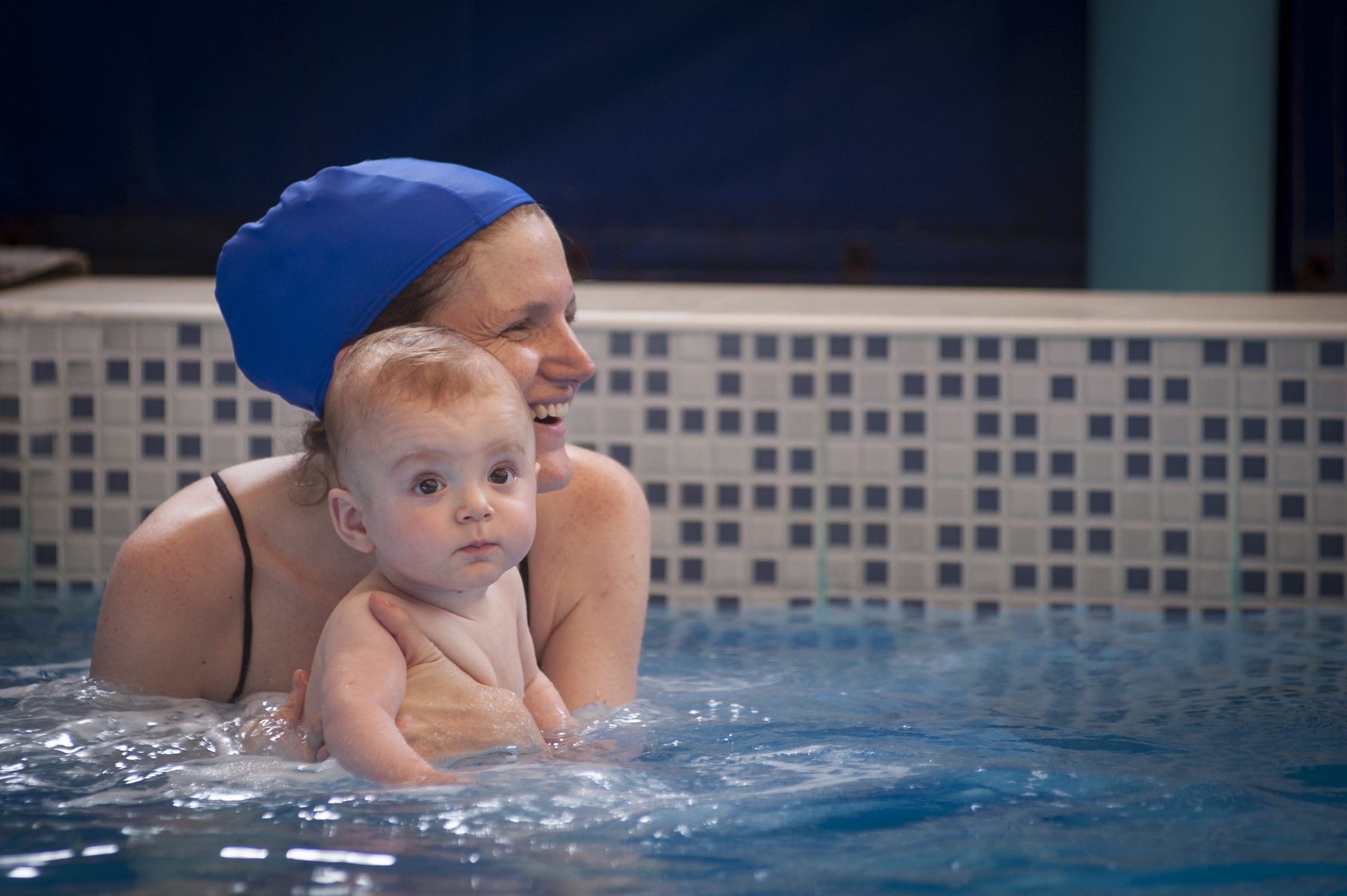 A partir de qu&eacute; edad pueden los beb&eacute;s empezar a nadar en la piscina