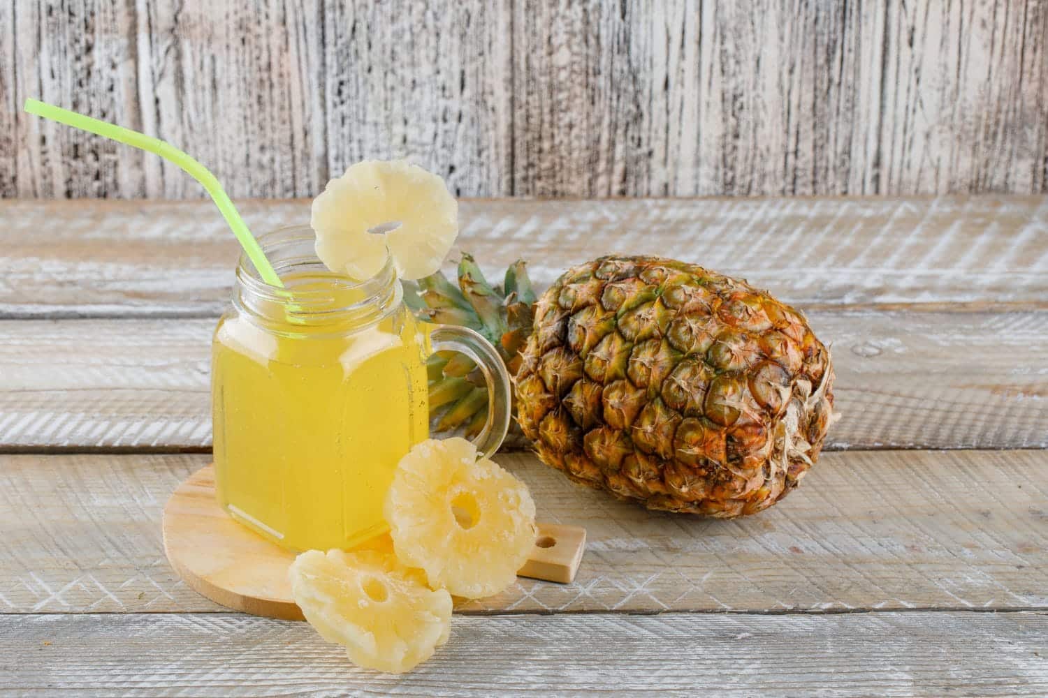 Beneficios sorprendentes de beber agua de pi&ntilde;a en ayunas todos los d&iacute;as