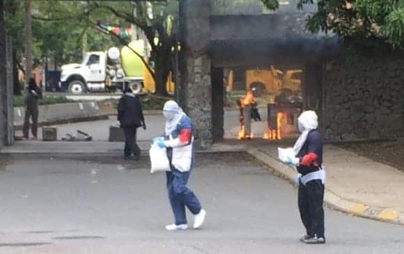 Durante los grados encapuchados se tomaron la Universidad de Antioquia