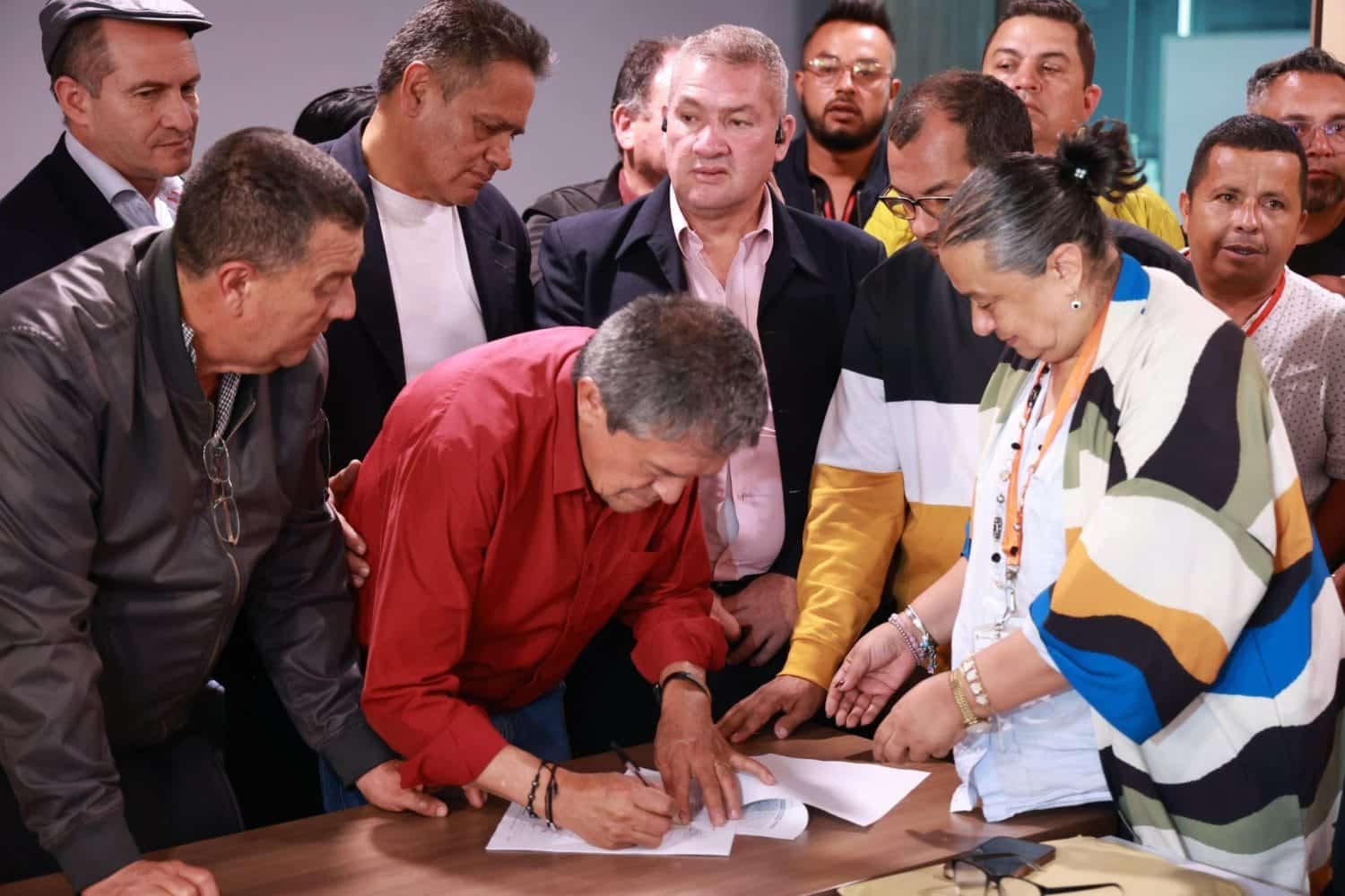 El gremio de camioneros y el Gobierno nacional alcanzaron un acuerdo el 6 de septiembre de 2024, tras las protestas generadas por el aumento del precio del ACPM. Entre los puntos m&aacute;s importantes del acuerdo est&aacute; la solicitud de anulaci&oacute;n de las sanciones impuestas a los manifestantes durante las protestas, reconocidas como un derecho leg&iacute;timo. Adem&aacute;s, se pact&oacute; que el incremento del ACPM, seg&uacute;n la resoluci&oacute;n 40350, ser&aacute; de $800, repartido en dos fases: $400 inmediatamente tras la modificaci&oacute;n de la resoluci&oacute;n y los otros $400 a partir del 1 de diciembre de 2024. Asimismo, se suspendieron futuros aumentos en el precio del di&eacute;sel hasta que se implementen reformas estructurales en el sector transporte. Otro tema clave es la creaci&oacute;n de mesas t&eacute;cnicas en un plazo m&aacute;ximo de ocho d&iacute;as, donde estar&aacute;n representadas diferentes modalidades de transporte para revisar el Sistema de Informaci&oacute;n de Costos Eficientes (SICETAC) y mejorar la supervisi&oacute;n de su implementaci&oacute;n. El Ministerio de Transporte se comprometi&oacute; a incluir a todos los actores en estas mesas y a asegurar que el manifiesto de carga sea reconocido como t&iacute;tulo valor con m&eacute;rito ejecutivo. Por otro lado, el Ministerio de Trabajo presentar&aacute; una propuesta especial en el Congreso, como parte de la reforma laboral, que aborde las necesidades de los conductores de servicio p&uacute;blico. Se convocar&aacute; tambi&eacute;n una mesa de trabajo para discutir las necesidades del transporte especial y de maquinaria amarilla y gr&uacute;as. Finalmente, se acord&oacute; la presentaci&oacute;n de un proyecto de ley sancionatorio para el sector transporte y la creaci&oacute;n de una mesa conjunta con el Ministerio de Hacienda para revisar la f&oacute;rmula de fijaci&oacute;n del precio del ACPM. Con este acuerdo, las partes buscan levantar los bloqueos y garantizar la libre circulaci&oacute;n, avanzando hacia una soluci&oacute;n a los conflictos del gremio transportador. PUNTOS DEL ACUERDO CON EL PARO