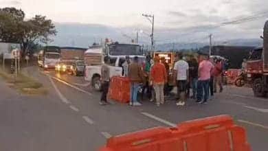 Paro camioneros termin&oacute; en golpiza con ind&iacute;genas: todo qued&oacute; en video