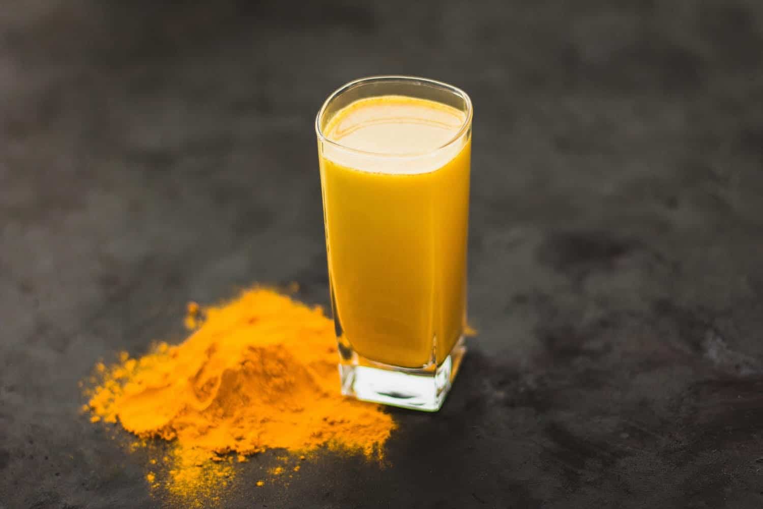 Shots de jengibre y c&uacute;rcuma